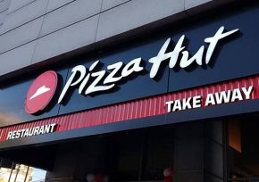 Suflu nou în designul și meniul primului restaurant Pizza Hut din România