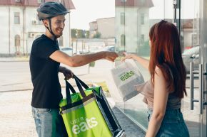 Uber Eats câștigă popularitate în București. Peste 700 de restaurante s-au listat pe aplicație în primul an de la lansarea serviciului în România